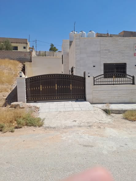 بيت مستقل بواجهة 23 متر مع تراس وكراج في الزرقاء