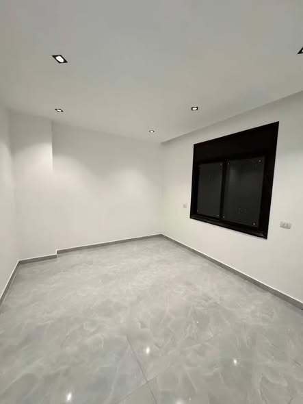 شقة فاخرة مع روف للبيع في أربد