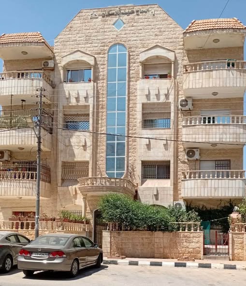 شقة شبه أرضية فاخرة للبيع في الجبيهة