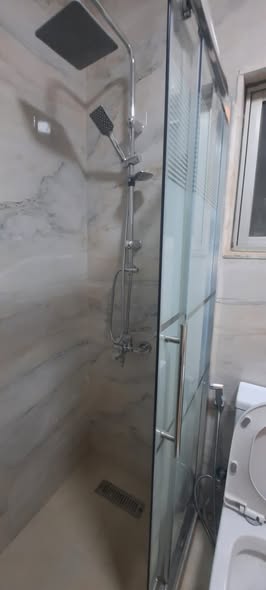شقة فاخرة مجددة للإيجار في أم أذينة