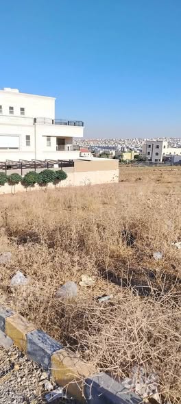 أرض سكنية مطلة بإطلالة خلابة في حوض الخارجة