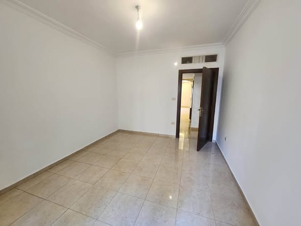شقة فارغة للإيجار في دير غبار - 4600 دينار - 5
