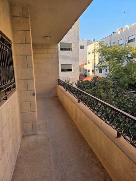 شقة طابقية واسعة للإيجار في أم أذينة