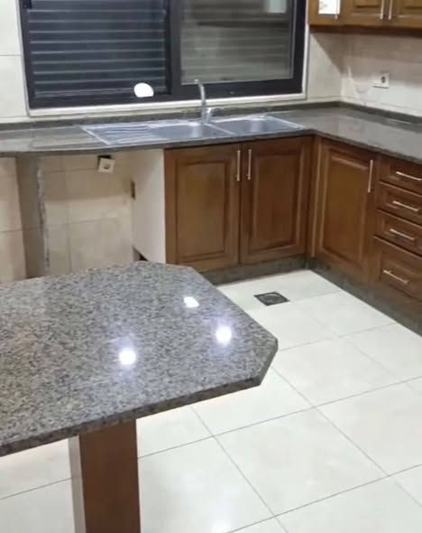 طابق أرضي فاخر للتسكن مع مدخل خاص وترس - 2