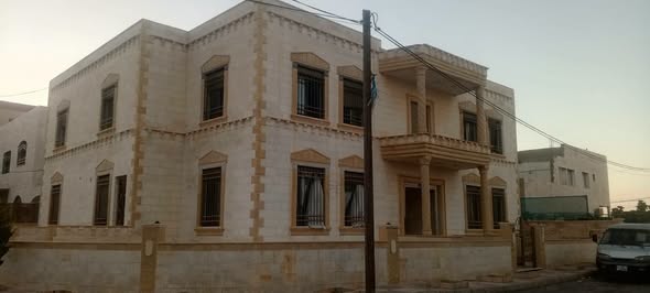 أرض استثمارية مميزة في موقع حيوي بعمان - 2