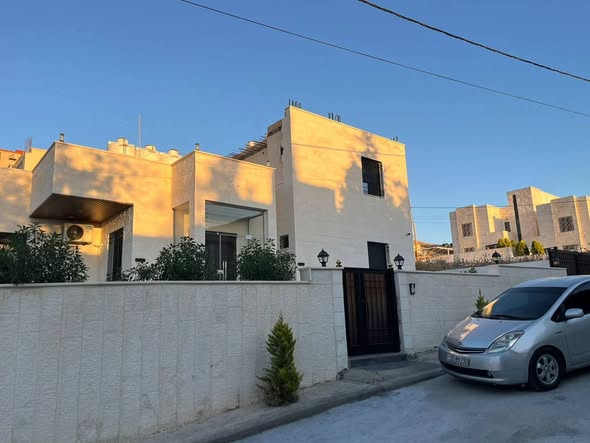 منزل مستقل حديث للبيع في أبو نصير