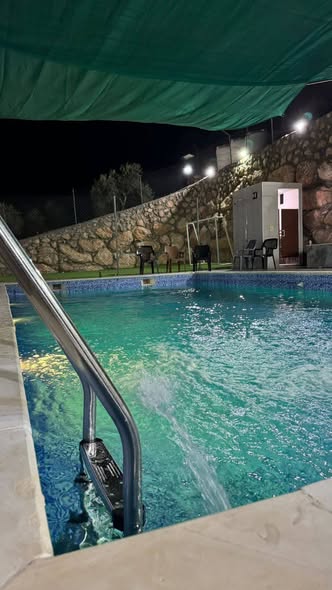 شاليه فاخر للإيجار مع مسبح مغطى وملعب كامل - 2