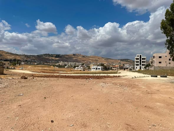 قطعة أرض استثنائية في عين الباشا لبناء بيت العمر
