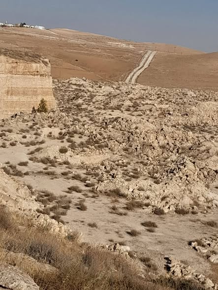 أرض جبلية استثمارية للبيع - إطلالات طبيعية خلابة - 4
