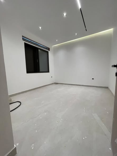 شقة فاخرة للبيع في طريق المطار بإطلالة مميزة - 3
