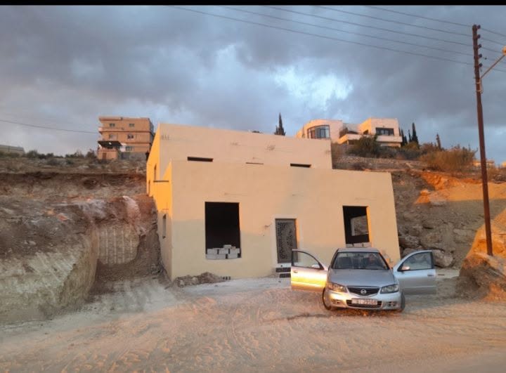 بيت طابقين للبيع في سلحوب بمساحة 750م
