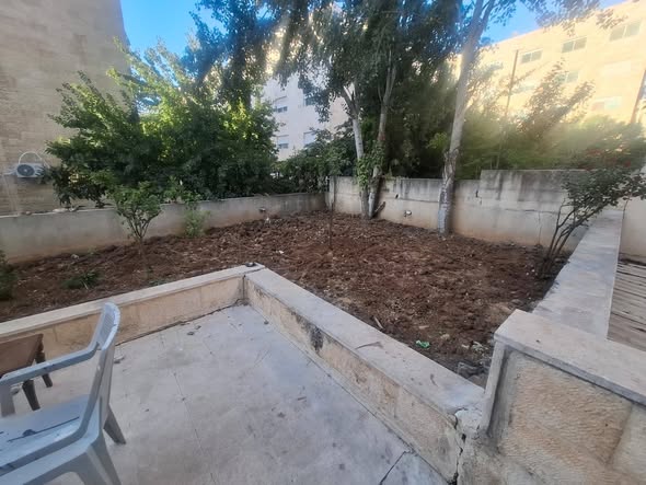 شقة فاخرة شبه أرضية مع حديقة للإيجار في الجاردنز - 2