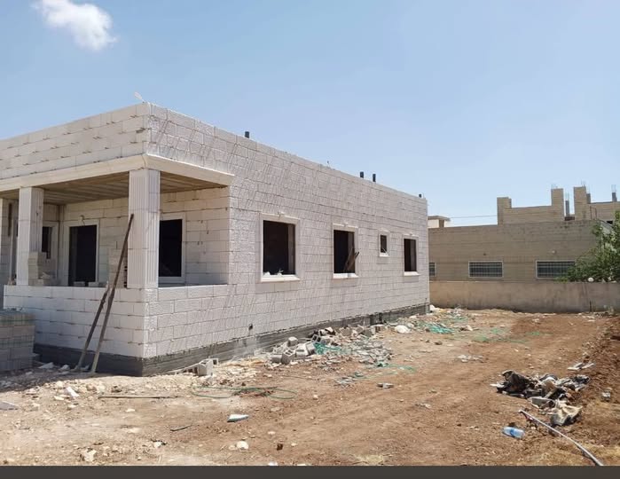 بيت مستقل للبيع في مادبا - جرينة الغربية بمساحة مميزة