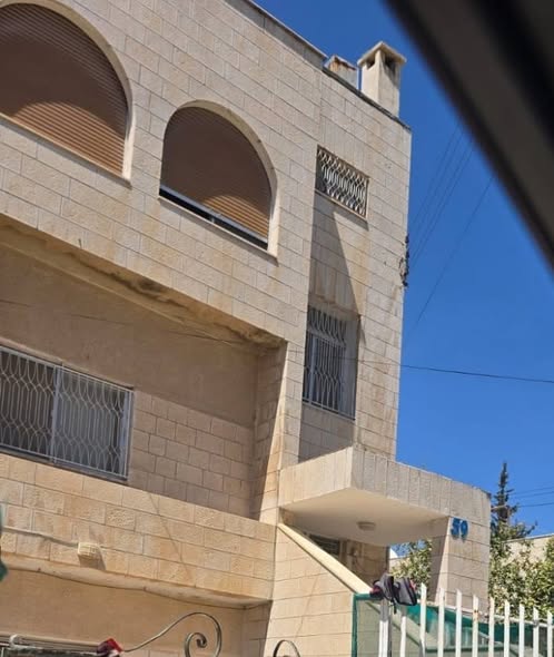 عمارة 3 طوابق للبيع العاجل في المدينة الرياضية بسعر الأرض