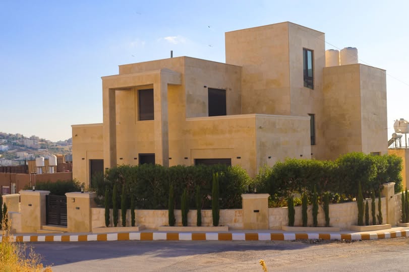 فيلا فاخرة للبيع في مرج الحمام بإطلالة ساحرة على جبال فلسطين