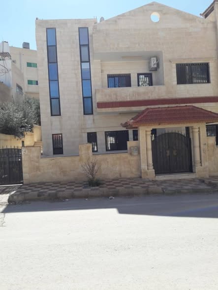 فيلا فاخرة للبيع في البتراوي - الزرقاء الجديدة