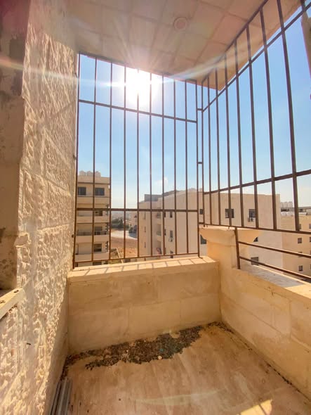 شقة فاخرة جديدة لم تسكن للبيع في إربد - 4
