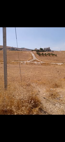 أرض مميزة على شارعين في عين والمعمرية