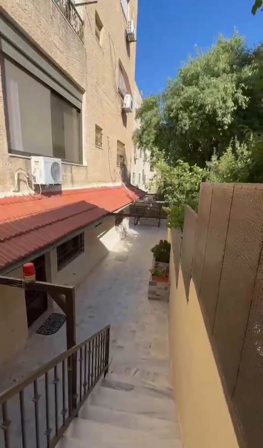 شقة شبه أرضية فاخرة للبيع في ضاحية الياسمين