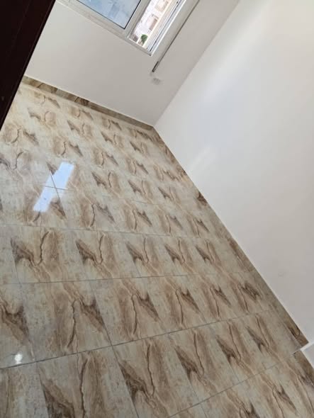 شقة فاخرة للايجار في ضاحية الاستقلال 3 غرف نوم وصالة ومطبخ أمريكي - 2
