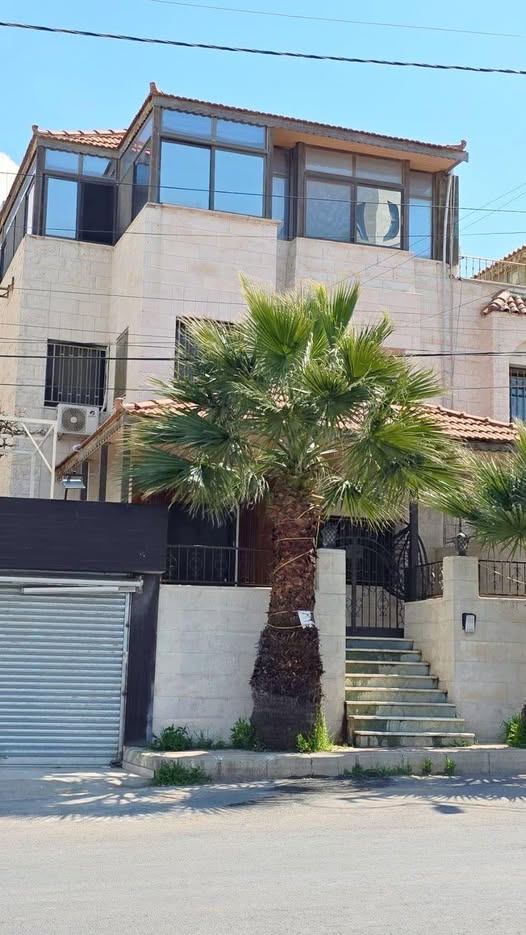 فيلا فاخرة بإطلالة لا تُحجب في الجبيهة