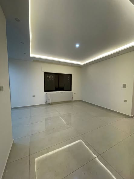 شقة فاخرة للبيع بموقع استثنائي على طريق المطار - 3