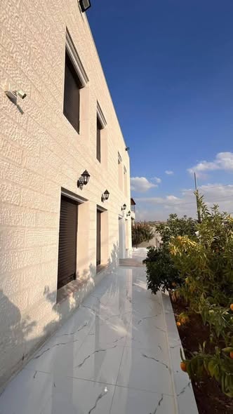 فيلا جديدة فاخرة للبيع في ناعور – 4 ماستر بسعر مميز