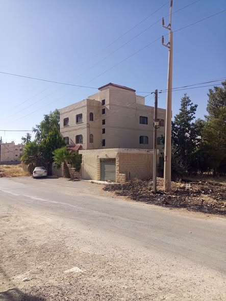 منزل للبيع في المزار الجنوبي، خلف مجمع زكريا الطراونة