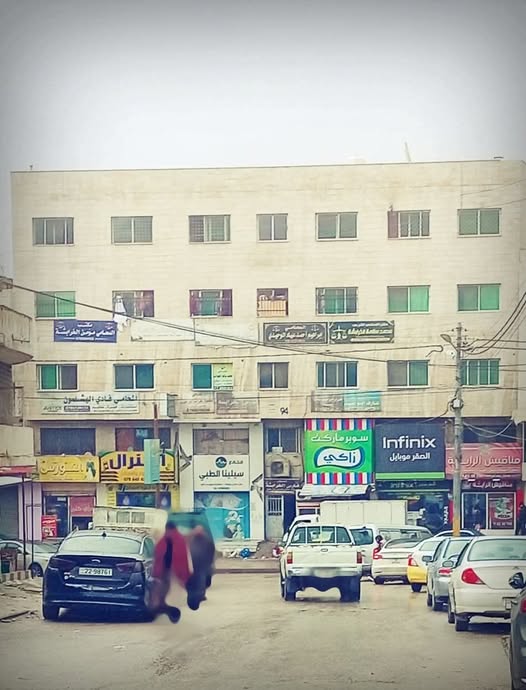 مجمع تجاري للبيع في عين الباشا - موقع حيوي