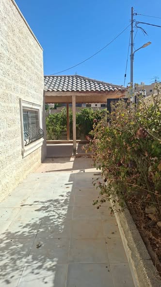 بيت مستقل بمساحة أرض 320م في طبربور