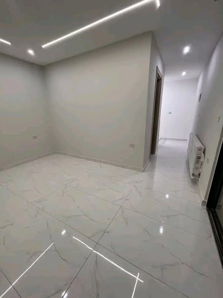 شقة فاخرة للبيع مع روف بإطلالة ساحرة في طريق المطار - 2