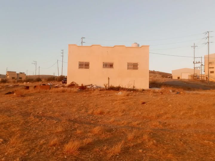 قطعة أرض مع منزل في خريسان - فرصة لا تفوت