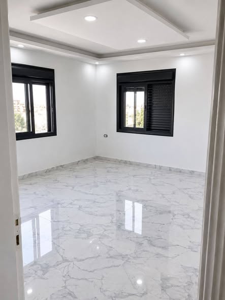 شقة فاخرة للبيع في السلط - جديدة لم تُسكن - 4