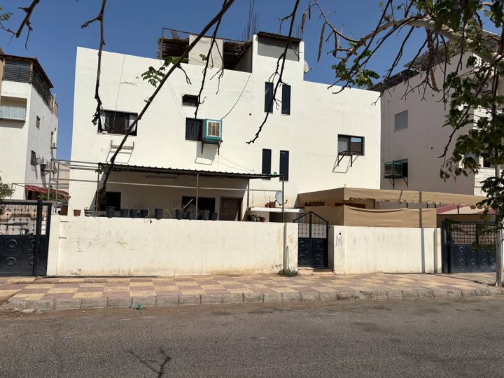عمارة استثمارية فاخرة للبيع في موقع مميز بالعقبة