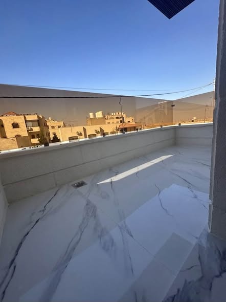 شقة فاخرة مع رووف للبيع في طبربور