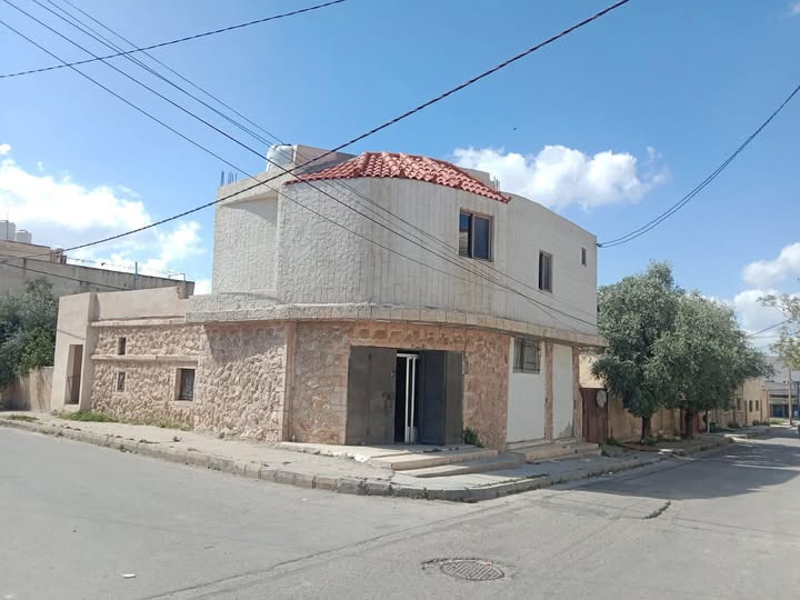 فرصة نادرة! بيت مستقل طابقين مع مخزن تجاري للبيع من المالك مباشرة