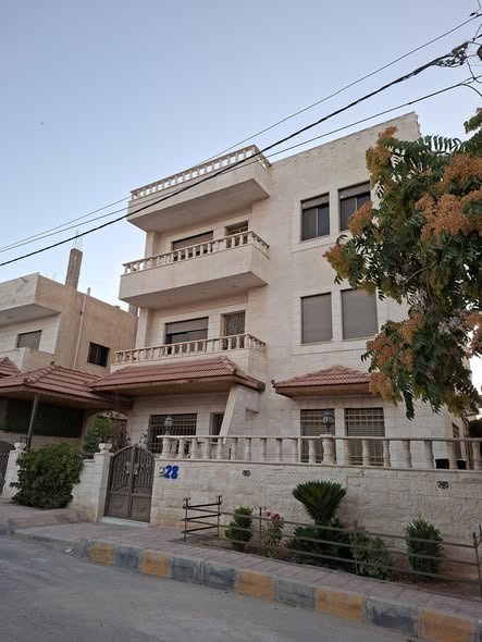 عمارة سكنية مميزة للبيع في المستندة