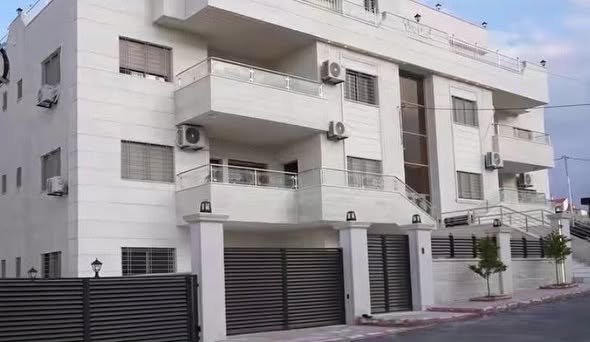 روف فاخر للبيع في إربد مع تراس مداري 190م