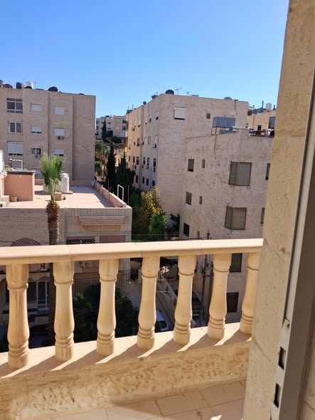 شقة فاخرة للبيع في أم السماق