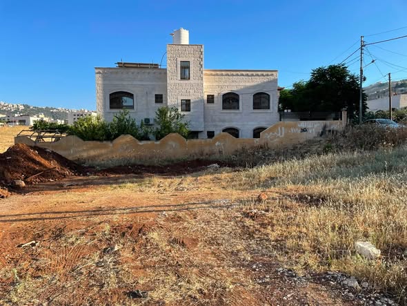 أرض سكنية مميزة في عين الباشا – فرصة لبناء بيت العمر