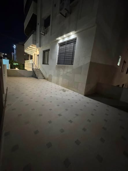 شقة أرضية فاخرة للإيجار في ضاحية الرشيد