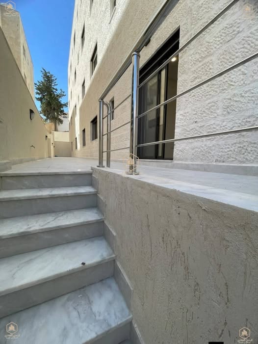 طابق أرضي فاخر في دير غبار بتشطيبات راقية وحدائق خارجية