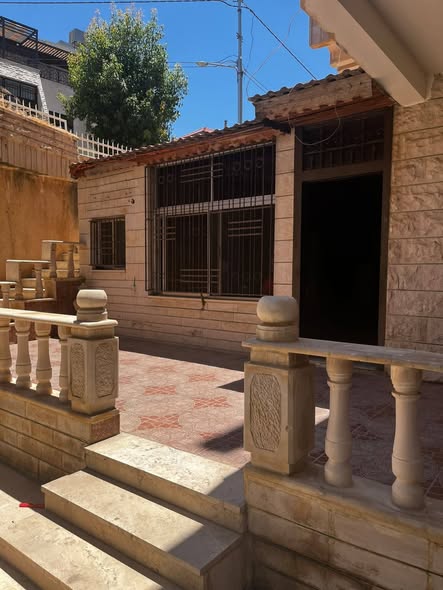 شقة فاخرة شبه أرضية للإيجار في الجاردنز