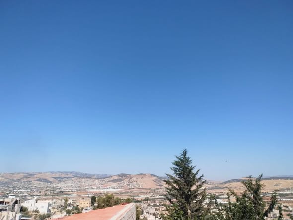 شاليه ومزرعة للبيع بإطلالة ساحرة