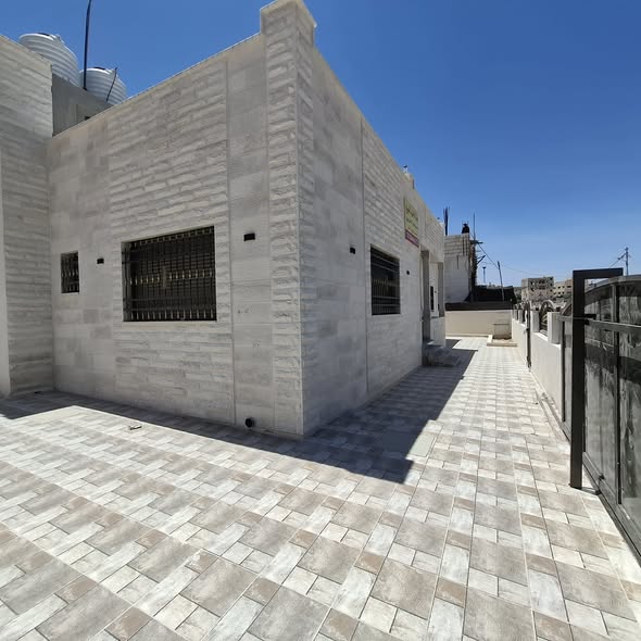 بيت مستقل فاخر مع قعدات خارجية في الزرقاء