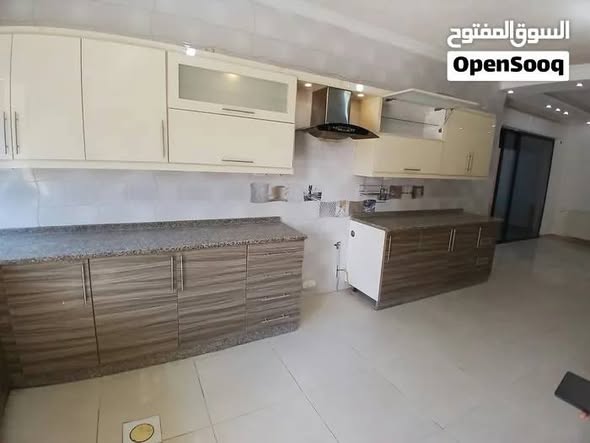 شقة فارغة فاخرة للإيجار مع ترس وكراج في أم السماق - 3