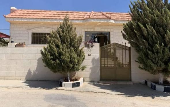 بيت فاخر للبيع بحجر الواجهة والمساحة الكبيرة