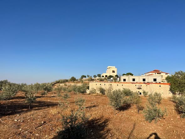 مزرعة فاخرة بإطلالة ساحرة للبيع