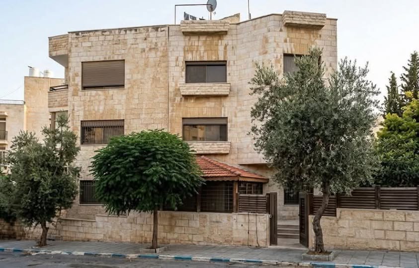 فرصة استثمارية مضمونة: عمارة سكنية على شارعين للبيع