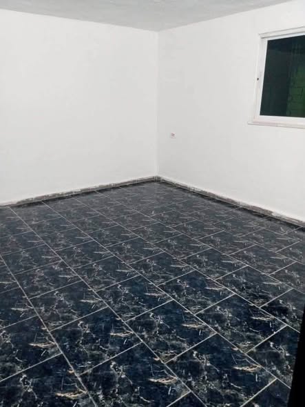 شقة شبه أرضية للإيجار في الزرقاء الجديدة بموقع مميز